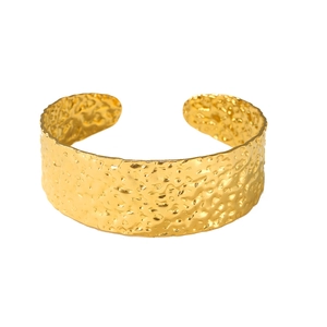 Elegante gouden open manchetarmband met gehamerde textuur en minimalistische finish