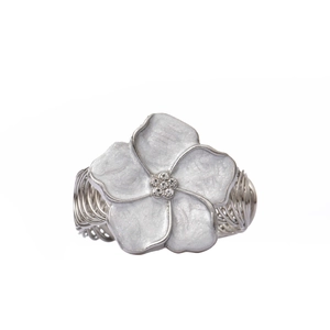 Détail de la bague en alliage argenté avec pétales blancs, texture perlée et cristaux