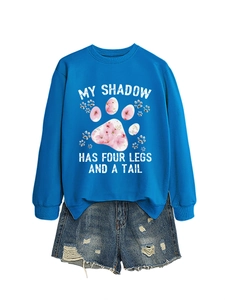 Felpa blu a girocollo con stampa a tema animali e pantaloncini in denim flat lay