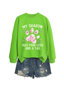 Felpa verde neon con scritta a tema animali e pantaloncini di jeans effetto usurato
