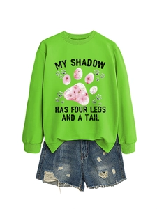 Dettaglio della felpa verde neon con stampa My Shadow e pantaloncini di denim