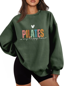 Dettaglio della felpa pilates oversize verde militare con stampa grafica di qualità