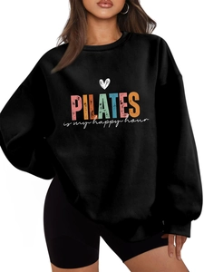 Dettaglio della felpa Pilates nera oversize con tessuto spesso e stampa a colori
