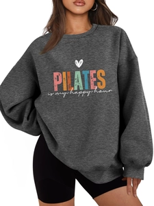 Dettaglio della stampa Pilates sulla felpa oversize grigio scuro con calda felpa