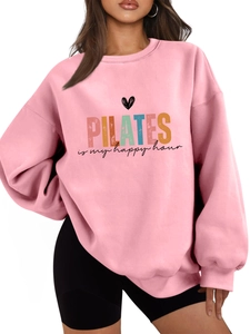 Dettaglio della stampa rosa Pilates is My Happy Hour su una felpa in pile accogliente