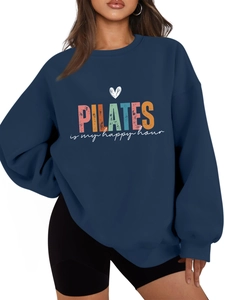 Dettaglio della felpa Pilates blu navy con scollo a costine e stampa di alta qualità
