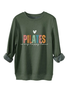 Dettaglio della felpa Pilates verde oliva con fodera in pile e polsini a costine