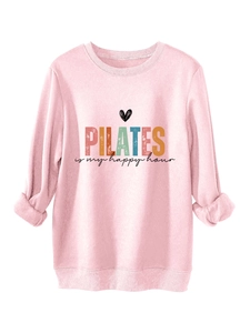 Dettaglio della felpa Pilates rosa con scritta is my happy hour su sfondo bianco