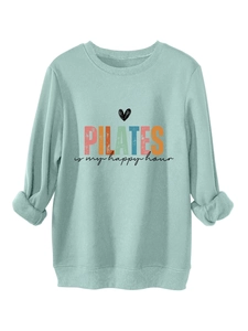 Dettaglio della felpa Pilates color petrolio con stampa colorata e polsini a coste