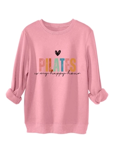 Dettaglio della felpa rosa Pilates con scritte colorate e tessuto in cotone morbido