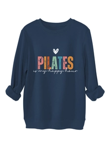 Dettaglio della stampa Pilates Is My Happy Hour su felpa blu navy con orlo a coste