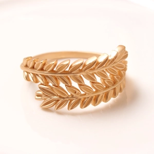 Elegant gold leaf napkin ring featuring a detailed wheat ear design for wedding decor