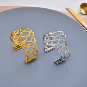 Elegante goldene und silberne Serviettenringe aus geflochtenem Metall im Netzdesign