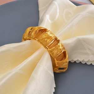 Rond de serviette en fil métallique doré tressé pour décoration de table chic