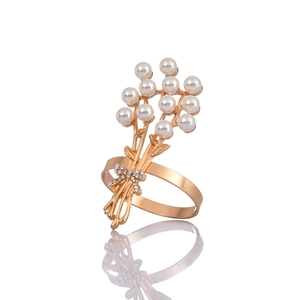 Goldener Serviettenring in Blumenform mit weißen Perlen und Strass-Schleife Dekoration