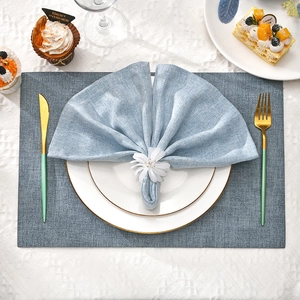 Frosted daisy acrylic napkin ring with blue cotton linen placemat set for wedding decor