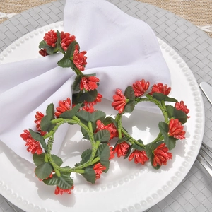 Rond de serviette de Noël avec baies rouges et feuilles vertes sur serviette blanche