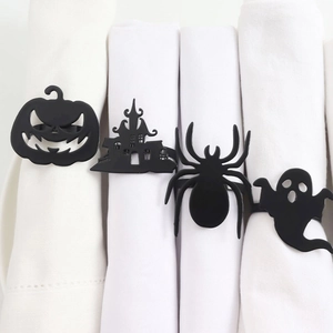 Dettaglio di quattro portatovaglioli neri per Halloween con zucca, castello, ragno e fantasma
