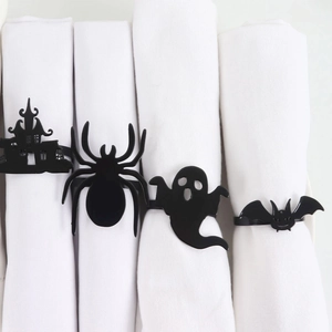 Dettaglio di quattro portatovaglioli neri per Halloween a forma di castello, ragno, fantasma e pipistrello
