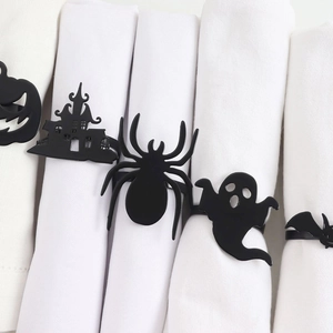 Dettaglio di portatovaglioli di Halloween nero opaco con motivi di zucca e pipistrello
