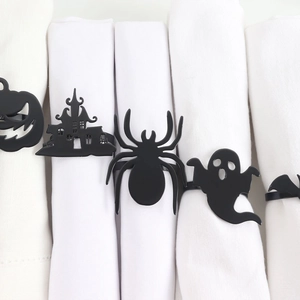 Dettaglio di portatovaglioli neri di Halloween con silhouette di zucca e pipistrello