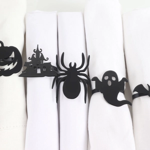 Dettaglio di portatovaglioli neri di Halloween con motivi di zucca, pipistrello e ragno