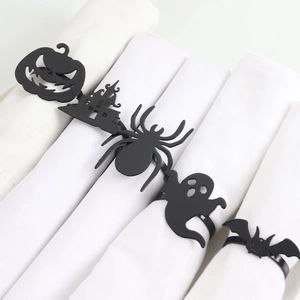 Dettaglio macro di portatovaglioli neri opachi per Halloween con ragno e fantasma
