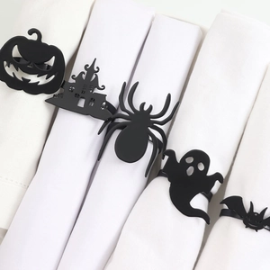 Dettagli dei portatovaglioli neri per Halloween con zucca, pipistrello e ragno decorativi