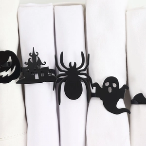 Dettaglio di portatovaglioli di Halloween in metallo nero opaco con zucca e fantasma