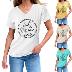 Détail des t-shirts à col en V en quatre couleurs avec imprimé Girl's Trip 2026