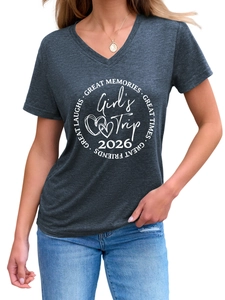 Détail du t-shirt gris à col en V avec imprimé graphique blanc Girl's Trip 2026 et cœur