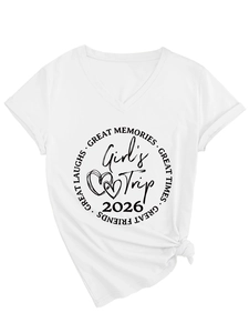 Détail du t-shirt blanc col V avec imprimé Girl's Trip et nœud élégant à l'ourlet