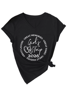 Détail d'un t-shirt noir col V avec motif Girl's Trip 2026 et nœud sur le côté