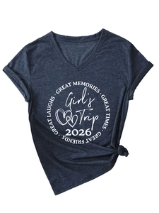 Gros plan du t-shirt gris col V montrant l'imprimé Girl's Trip 2026 et la texture du tissu
