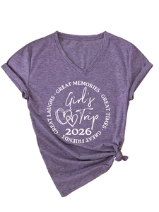 Détail du t-shirt violet col en V avec imprimé Girl's Trip et nœud latéral