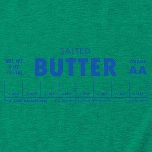 Détail de l'imprimé étiquette de beurre salé sur un t-shirt vert à manches courtes