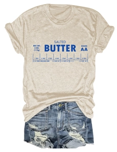 Détail de l'imprimé Salted Butter sur t-shirt en coton beige avec short en jean