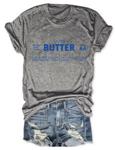 Vue détaillée du T-shirt gris imprimé Salted Butter avec un short en jean vieilli