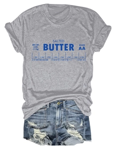 Détail de l'imprimé Salted Butter sur un T-shirt gris décontracté à manches courtes