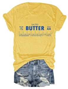 Détail à plat d'un t-shirt jaune à motif Salted Butter et d'un short en jean