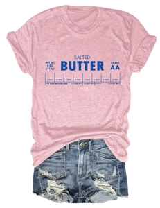 Détail du t-shirt rose Salted Butter et du short en jean bleu délavé pour femme