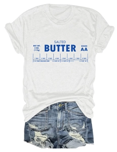 Détail de l'imprimé graphique salted butter et de l'échelle sur t-shirt blanc col rond