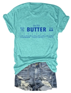 Détail du t-shirt sarcelle avec imprimé salted butter et short en jean vieilli