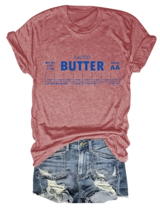Détail du t-shirt rouge chiné avec imprimé beurre salé et short en jean assorti