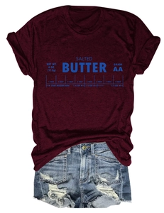 Gros plan sur un t-shirt rouge vin Salted Butter avec short en jean délavé