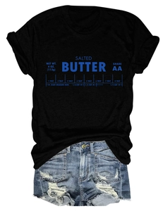 Détail de l'imprimé graphique bleu salted butter sur t-shirt noir à manches courtes