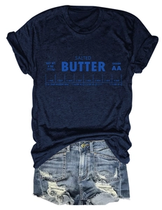 Gros plan détaillé de l'imprimé graphique Salted Butter sur un T-shirt bleu marine