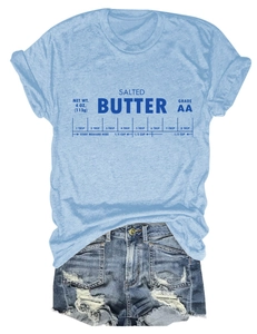 Détail du t-shirt Salted Butter et du short en jean effiloché pour femmes