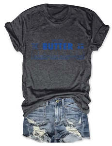 Gros plan du graphique Salted Butter sur t-shirt décontracté gris foncé en mélange de coton