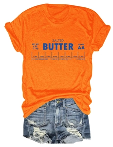 Détail d'un t-shirt orange Salted Butter associé à un short en jean délavé usé